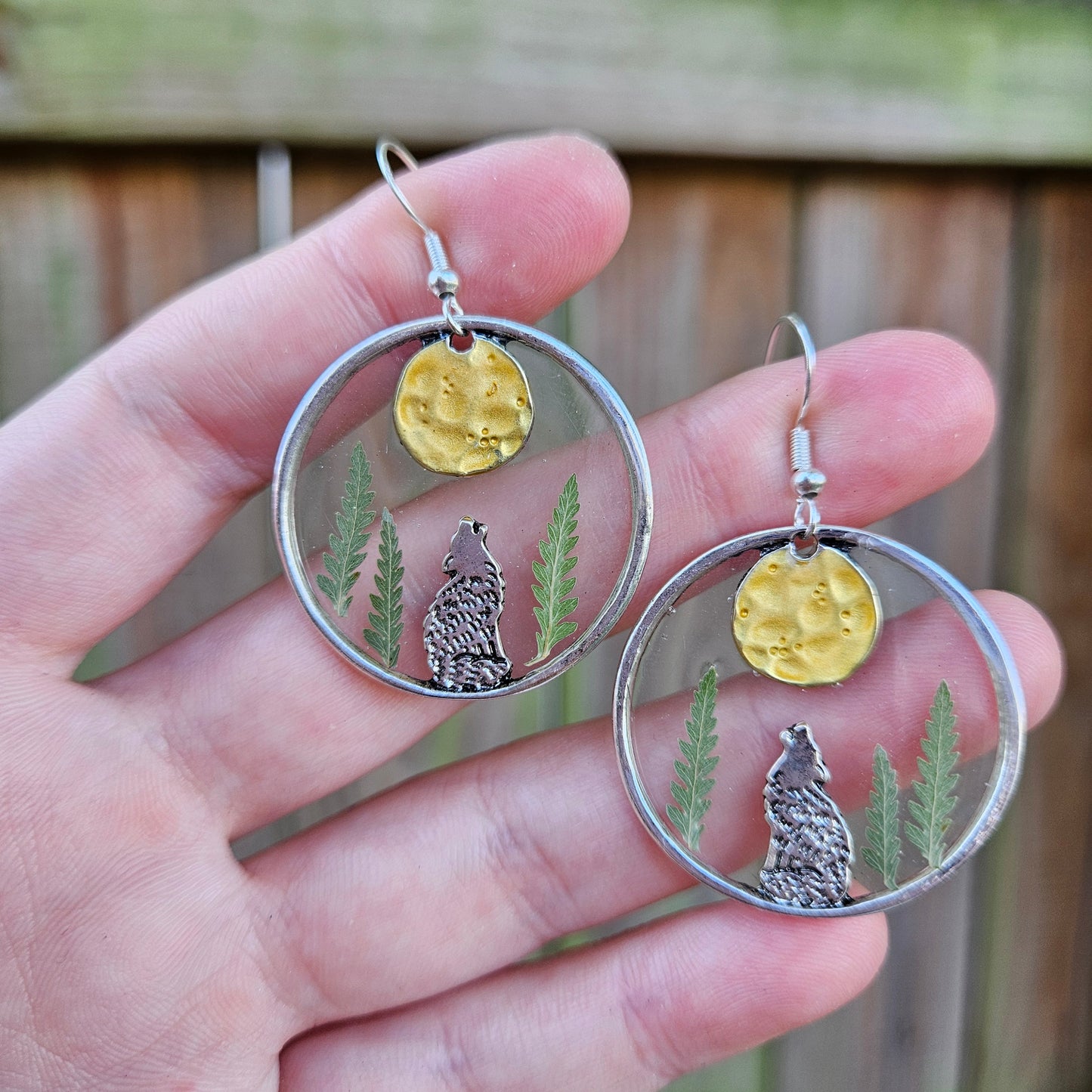 Howling Wolves